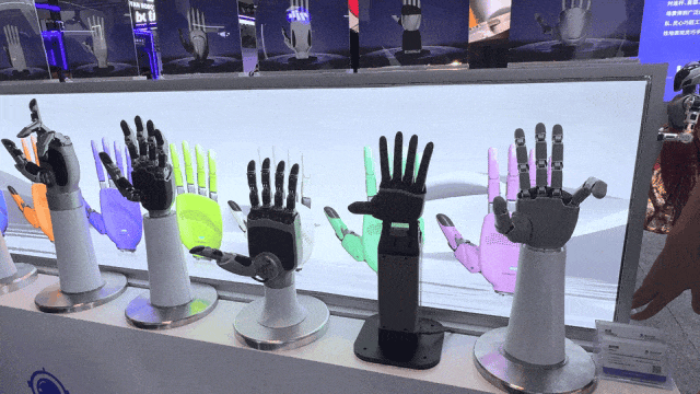行业资讯 | WAIC世界人工智能大会新品追踪(图4) 640.gif
